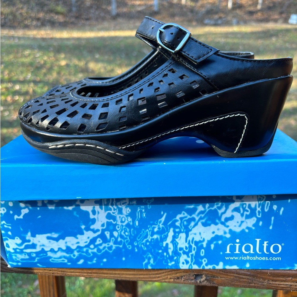 Rialto brand. Women’s shoes. Size 6.5M. New like condition.